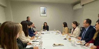 Exministro de Educación de Inglaterra visita Chile para compartir experiencias en políticas educativas