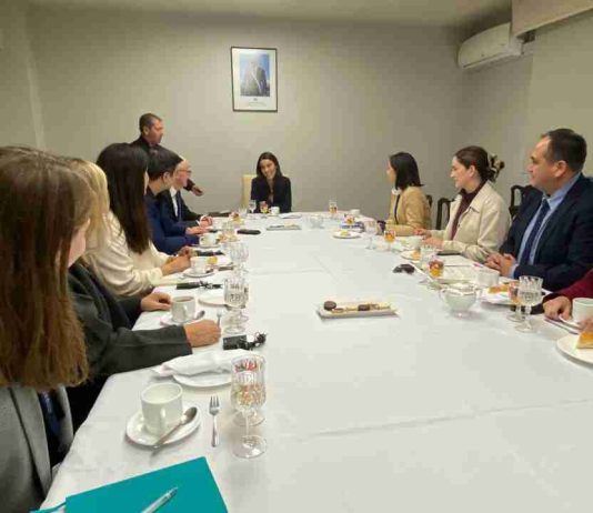 Exministro de Educación de Inglaterra visita Chile para compartir experiencias en políticas educativas