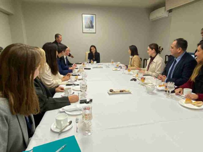 Exministro de Educación de Inglaterra visita Chile para compartir experiencias en políticas educativas