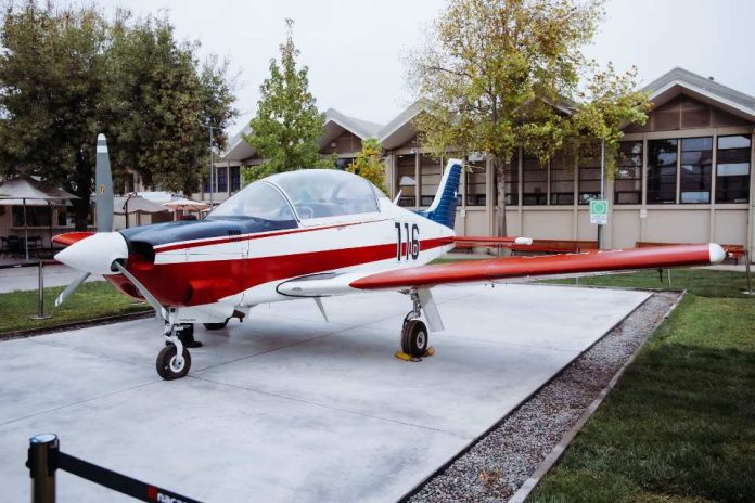 FACH entrega avión T-35 Pillán a INACAP para fortalecer la formación de técnicos para la industria aeronáutica