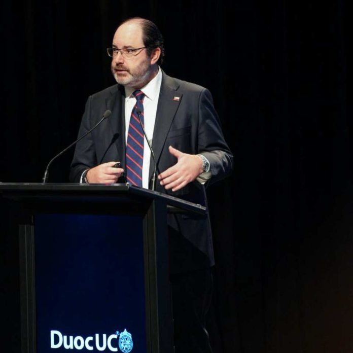 Ministro Rau advierte en seminario de Duoc UC: “No podemos generar empleo por decreto”