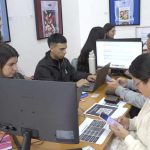 ¿Problemas con la devolución de impuestos? Clínica tributaria UTalca ofrece apoyo gratuito En el contexto de la Operación Renta, la Universidad de Talca habilitó un servicio de orientación a contribuyentes que estará disponible hasta el 30 de abril en el Centro de Extensión de la casa de estudios. Cada año, miles de personas deben realizar su declaración de impuestos en el marco de la Operación Renta, un proceso que no está exento de dudas y dificultades. Para apoyar a quienes enfrentan este trámite, la Universidad de Talca puso en marcha una nueva versión de su clínica tributaria, iniciativa gratuita que busca orientar a contribuyentes en su declaración y en eventuales problemas con la devolución de impuestos. El servicio es desarrollado por la Facultad de Economía y Negocios de la UTalca en alianza con el Servicio de Impuestos Internos, y considera la participación de estudiantes de las carreras de Contador Público Auditor e Ingeniería en Control de Gestión, quienes, bajo la supervisión de académicos, entregan asesoría a personas naturales. La académica de la Escuela de Auditoría e Ingeniería en Control de Gestión de esta casa de estudios, Guisela Osses Valderrama, destacó que esta instancia es ampliamente valorada por la comunidad, ya que muchas personas asisten año a año para recibir orientación en su proceso de declaración de impuestos. “Los estudiantes se encargan de explicar en detalle en qué consiste la devolución. Por ejemplo, orientan sobre el pago de impuestos asociados a bienes raíces, el crédito por gastos educacionales y el cálculo del impuesto anual. Así, las personas se van con su trámite listo”, recalcó. La clínica tributaria funcionará hasta el 30 de abril, de lunes a viernes entre las 09:00 y las 13:00 horas, en el Centro de Extensión de la Universidad de Talca, ubicado en calle 2 norte 685.