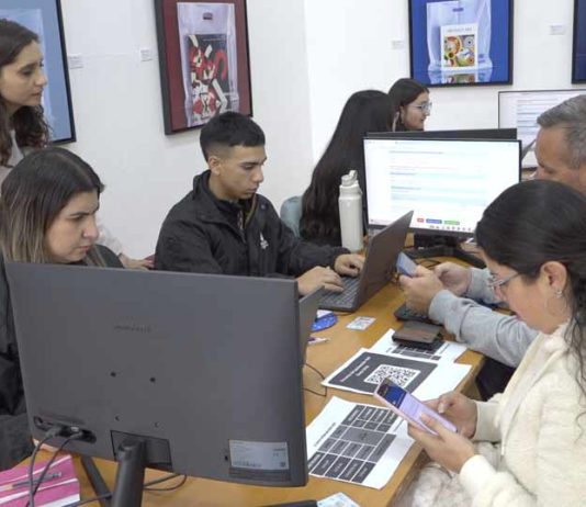 ¿Problemas con la devolución de impuestos? Clínica tributaria UTalca ofrece apoyo gratuito ¿Problemas con la devolución de impuestos? Clínica tributaria UTalca ofrece apoyo gratuito En el contexto de la Operación Renta, la Universidad de Talca habilitó un servicio de orientación a contribuyentes que estará disponible hasta el 30 de abril en el Centro de Extensión de la casa de estudios. Cada año, miles de personas deben realizar su declaración de impuestos en el marco de la Operación Renta, un proceso que no está exento de dudas y dificultades. Para apoyar a quienes enfrentan este trámite, la Universidad de Talca puso en marcha una nueva versión de su clínica tributaria, iniciativa gratuita que busca orientar a contribuyentes en su declaración y en eventuales problemas con la devolución de impuestos. El servicio es desarrollado por la Facultad de Economía y Negocios de la UTalca en alianza con el Servicio de Impuestos Internos, y considera la participación de estudiantes de las carreras de Contador Público Auditor e Ingeniería en Control de Gestión, quienes, bajo la supervisión de académicos, entregan asesoría a personas naturales. La académica de la Escuela de Auditoría e Ingeniería en Control de Gestión de esta casa de estudios, Guisela Osses Valderrama, destacó que esta instancia es ampliamente valorada por la comunidad, ya que muchas personas asisten año a año para recibir orientación en su proceso de declaración de impuestos. “Los estudiantes se encargan de explicar en detalle en qué consiste la devolución. Por ejemplo, orientan sobre el pago de impuestos asociados a bienes raíces, el crédito por gastos educacionales y el cálculo del impuesto anual. Así, las personas se van con su trámite listo”, recalcó. La clínica tributaria funcionará hasta el 30 de abril, de lunes a viernes entre las 09:00 y las 13:00 horas, en el Centro de Extensión de la Universidad de Talca, ubicado en calle 2 norte 685.