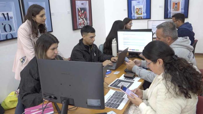 ¿Problemas con la devolución de impuestos? Clínica tributaria UTalca ofrece apoyo gratuito En el contexto de la Operación Renta, la Universidad de Talca habilitó un servicio de orientación a contribuyentes que estará disponible hasta el 30 de abril en el Centro de Extensión de la casa de estudios. Cada año, miles de personas deben realizar su declaración de impuestos en el marco de la Operación Renta, un proceso que no está exento de dudas y dificultades. Para apoyar a quienes enfrentan este trámite, la Universidad de Talca puso en marcha una nueva versión de su clínica tributaria, iniciativa gratuita que busca orientar a contribuyentes en su declaración y en eventuales problemas con la devolución de impuestos. El servicio es desarrollado por la Facultad de Economía y Negocios de la UTalca en alianza con el Servicio de Impuestos Internos, y considera la participación de estudiantes de las carreras de Contador Público Auditor e Ingeniería en Control de Gestión, quienes, bajo la supervisión de académicos, entregan asesoría a personas naturales. La académica de la Escuela de Auditoría e Ingeniería en Control de Gestión de esta casa de estudios, Guisela Osses Valderrama, destacó que esta instancia es ampliamente valorada por la comunidad, ya que muchas personas asisten año a año para recibir orientación en su proceso de declaración de impuestos. “Los estudiantes se encargan de explicar en detalle en qué consiste la devolución. Por ejemplo, orientan sobre el pago de impuestos asociados a bienes raíces, el crédito por gastos educacionales y el cálculo del impuesto anual. Así, las personas se van con su trámite listo”, recalcó. La clínica tributaria funcionará hasta el 30 de abril, de lunes a viernes entre las 09:00 y las 13:00 horas, en el Centro de Extensión de la Universidad de Talca, ubicado en calle 2 norte 685.