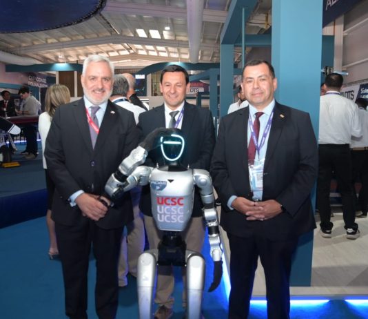 Robot humanoide de la UCSC participó en la inauguración de FIDAE 2026
