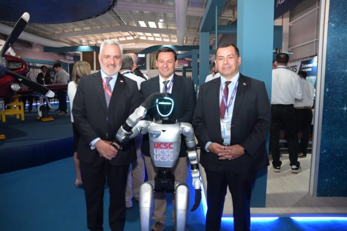 Robot humanoide de la UCSC participó en la inauguración de FIDAE 2026