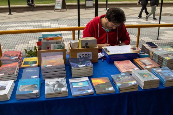 Séptima versión de la venta de bodega de Ediciones UCT abrirá sus puertas con libros desde mil pesos