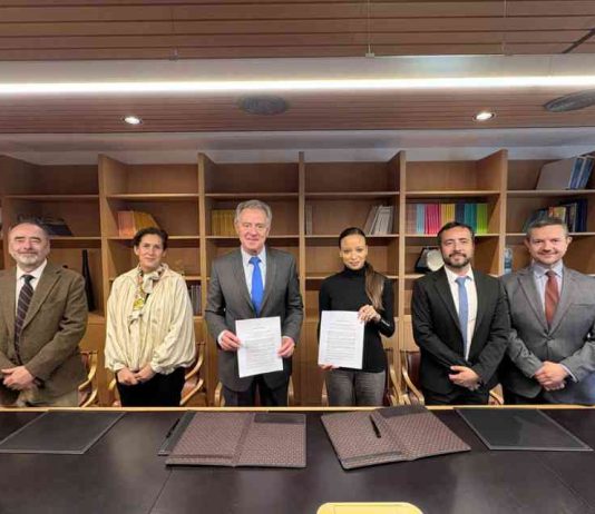 UDD y UNESCO firman acuerdo para crear el primer Observatorio de Inteligencia Artificial y Educación para América Latina y el Caribe
