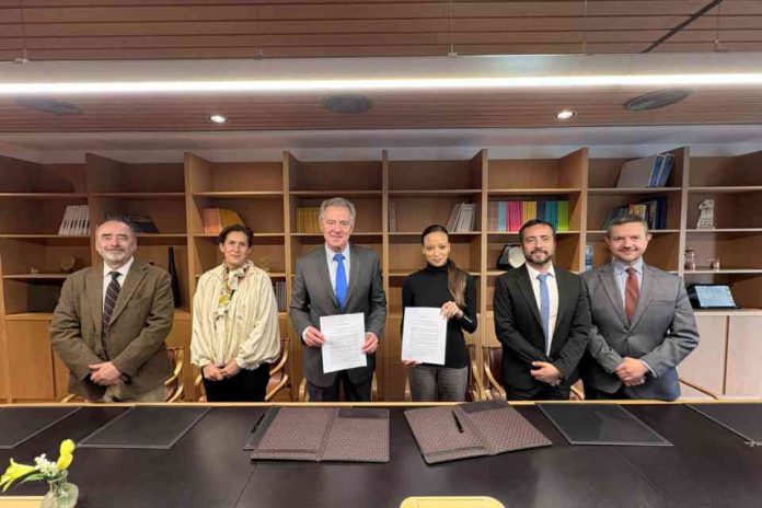 UDD y UNESCO firman acuerdo para crear el primer Observatorio de Inteligencia Artificial y Educación para América Latina y el Caribe