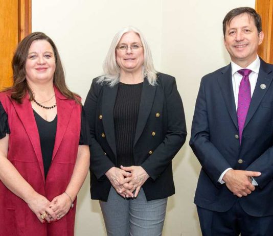 UDLA reafirma su compromiso con la excelencia en educación online en charla magistral con Jennifer Mathes