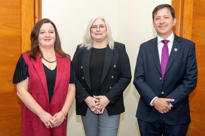 UDLA reafirma su compromiso con la excelencia en educación online en charla magistral con Jennifer Mathes