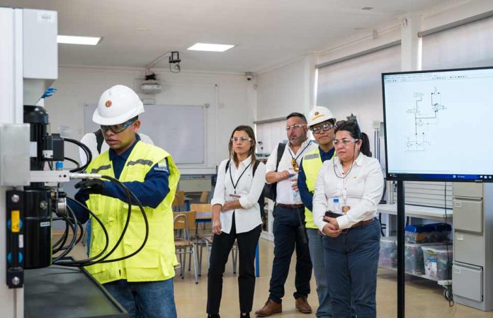 Vinculación con la industria fortalece formación técnico-profesional minera en Liceo de Pica