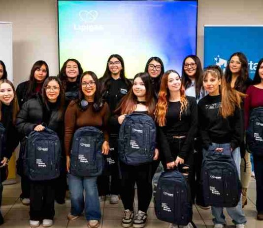 20 mujeres jóvenes de Maipú se integran a programa que impulsa a mujeres en carreras STEM