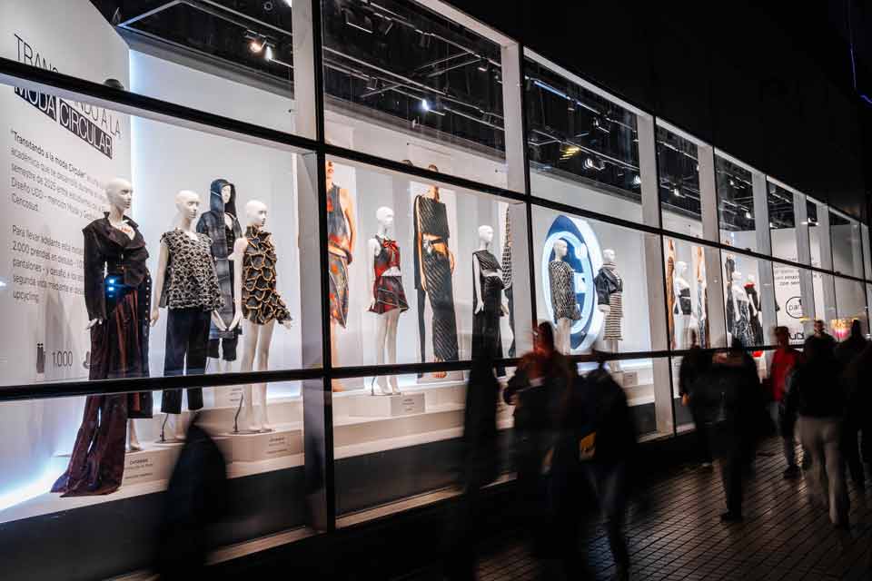 Alumnos de diseño transforman vestuario en desuso y crean nuevas prendas en alianza con Paris