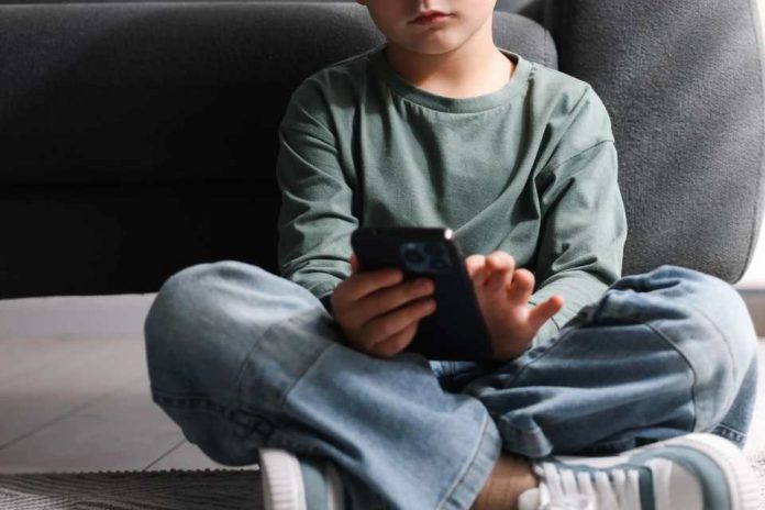 Buscan prohibir redes sociales para menores de 14 años Buscan prohibir redes sociales para menores de 14 años