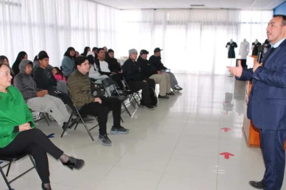 Capacita sobre transición energética a estudiantes del CFT Juan Bohon Capacita sobre transición energética a estudiantes del CFT Juan Bohon