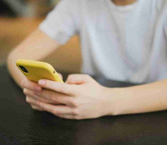 Consumo problemático de redes sociales: los riesgos de crecer con la pantalla siempre encendida