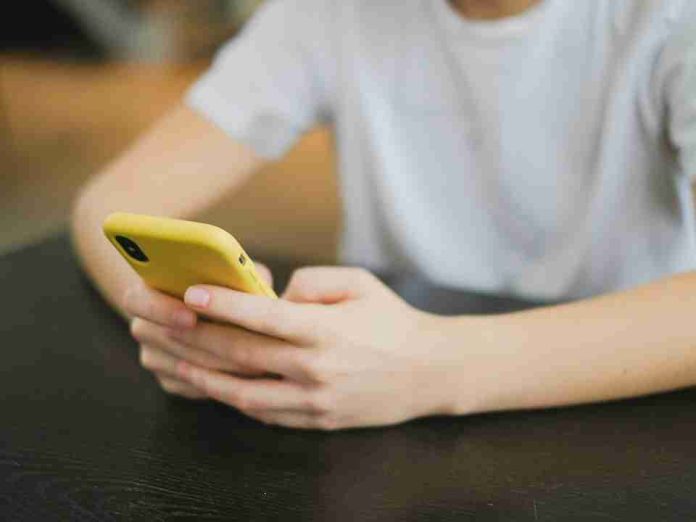 Consumo problemático de redes sociales: los riesgos de crecer con la pantalla siempre encendida