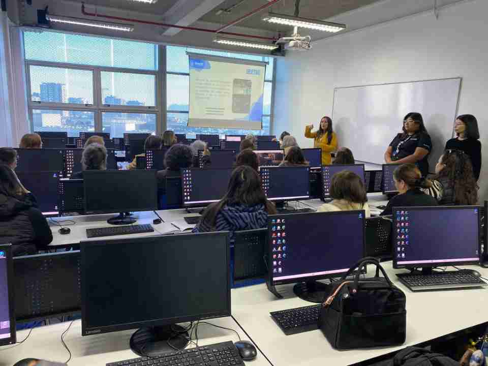 Duoc UC Plaza Vespucio impulsa talleres de ciberseguridad para adultos mayores en La Florida