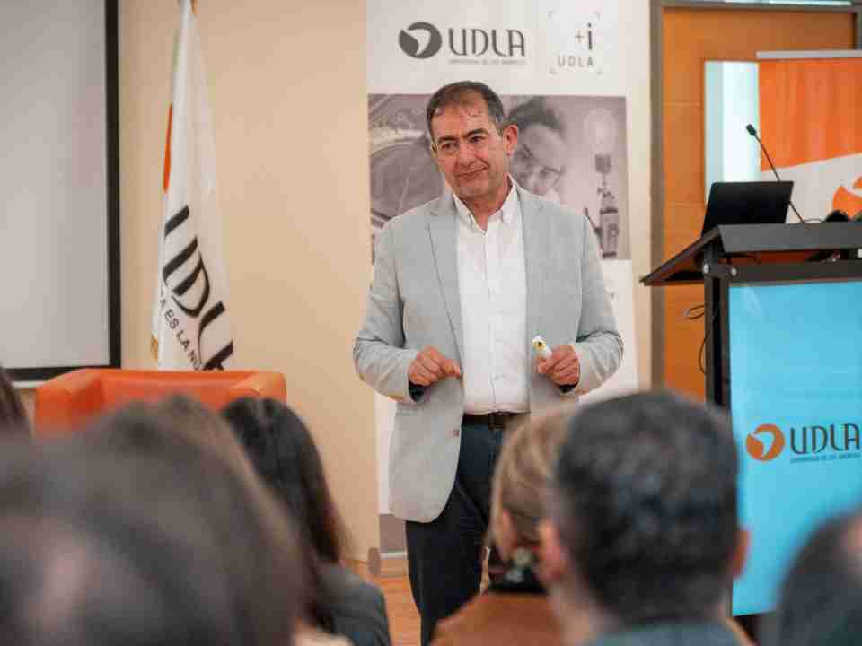 Experto internacional en ODS visita UDLA y lidera actividades sobre impacto social y desarrollo sostenible en educación