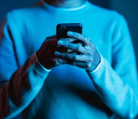 Kaspersky identifica nueva versión de malware que se infiltra en aplicaciones de la App Store y Google Play
