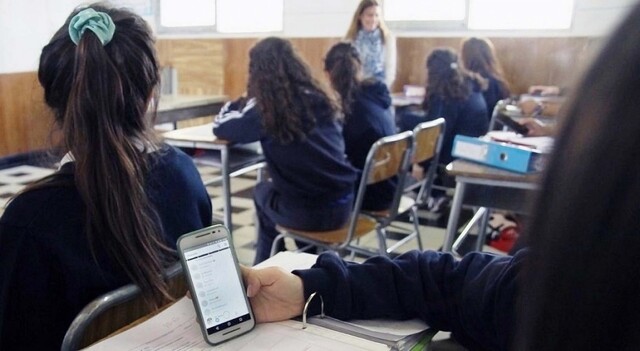 Colegios sin celulares: el nuevo desafío comunicacional en entornos educativos