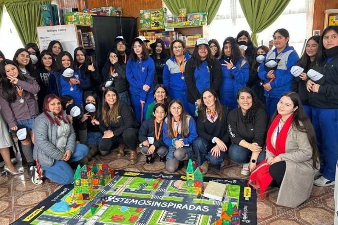 Niñas de Coronel y Concepción exploran vocaciones STEM a través de talleres interactivos Niñas de Coronel y Concepción exploran vocaciones STEM a través de talleres interactivos