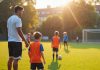 Padres “hinchas”: Experta alerta sobre cómo la presión parental impacta en la salud emocional de jóvenes deportistas