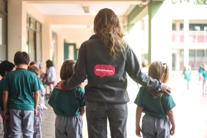 Radicalización digital en menores: la amenaza silenciosa que preocupa a los colegios