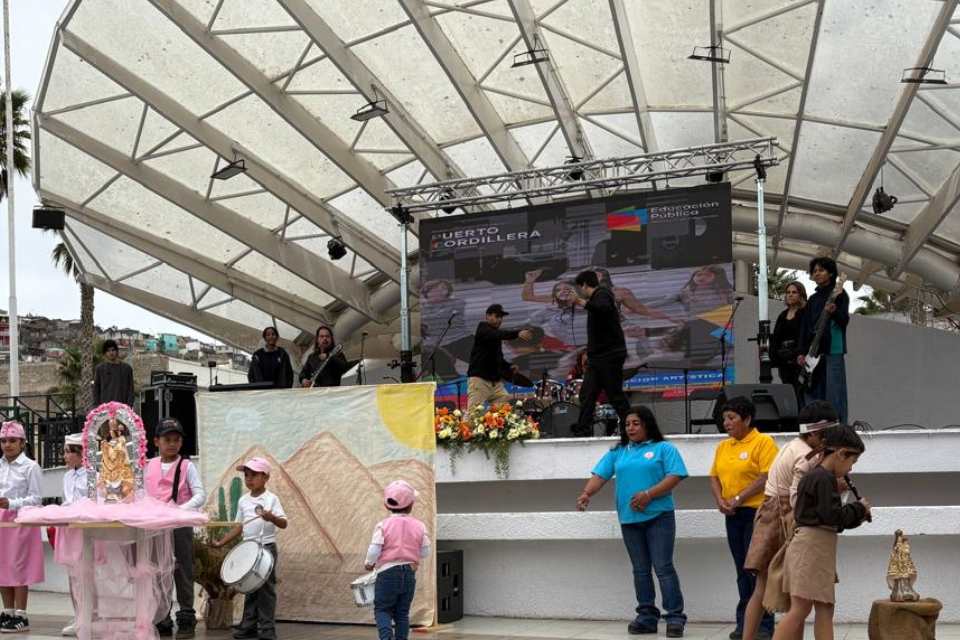 Talento estudiantil brilla en muestra artística del SLEP Puerto Cordillera en la Plaza de Armas de Coquimbo