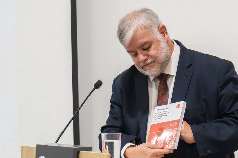 UCT presenta primer libro chileno sobre extradición con teoría y jurisprudencia nacional y comparada UCT presenta primer libro chileno sobre extradición con teoría y jurisprudencia nacional y comparada