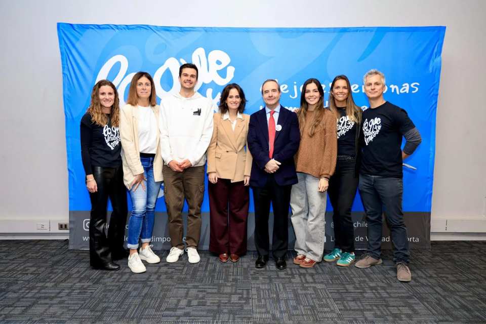 Uandes participó en Congreso “Lo que de verdad importa” que convocó a 2 mil jóvenes para conversar sobre valores universales