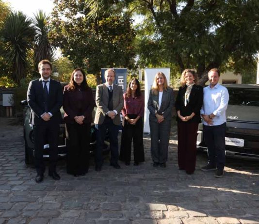 Universidad Católica y Hyundai Chile firman alianza para promover la electromovilidad en el país