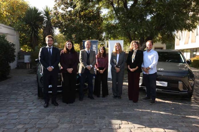 Universidad Católica y Hyundai Chile firman alianza para promover la electromovilidad en el país