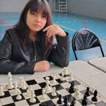 Admira a Bobby Fischer y amó “Gambito de dama” así es Emilia Larenas, la campeona de ajedrez que ilusiona en Puente Alto