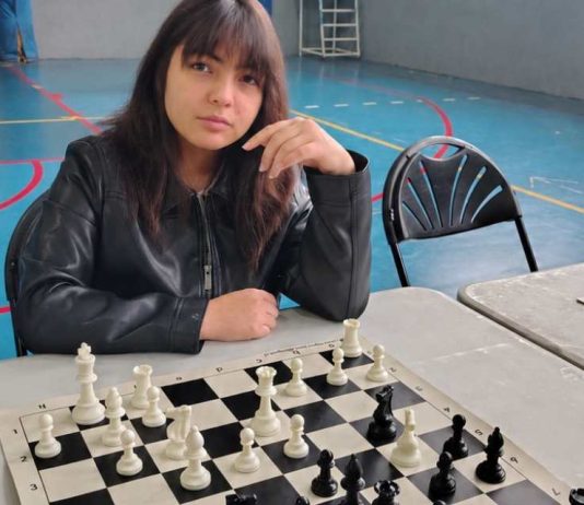Admira a Bobby Fischer y amó “Gambito de dama”: así es Emilia Larenas, la campeona de ajedrez que ilusiona en Puente Alto Admira a Bobby Fischer y amó “Gambito de dama” así es Emilia Larenas, la campeona de ajedrez que ilusiona en Puente Alto