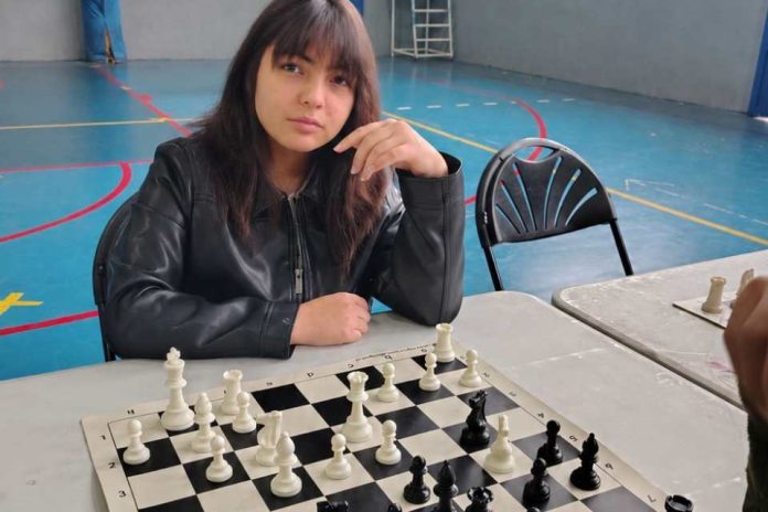 Admira a Bobby Fischer y amó “Gambito de dama” así es Emilia Larenas, la campeona de ajedrez que ilusiona en Puente Alto Admira a Bobby Fischer y amó “Gambito de dama” así es Emilia Larenas, la campeona de ajedrez que ilusiona en Puente Alto