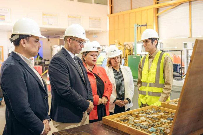 Autoridades regionales visitan Liceo Bicentenario Juan Pablo II en el Día Internacional de la Mujer Minera