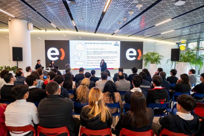 Cerca de 300 estudiantes de la organización han sido parte de las tutorías de Entel