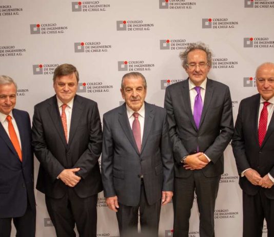 Colegio de Ingenieros premia al rector de la U. Central Santiago González por su destacada gestión