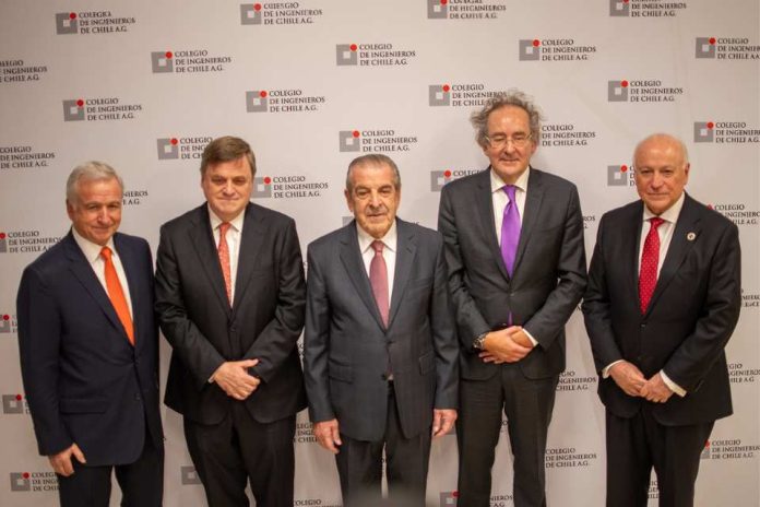 Colegio de Ingenieros premia al rector de la U. Central Santiago González por su destacada gestión