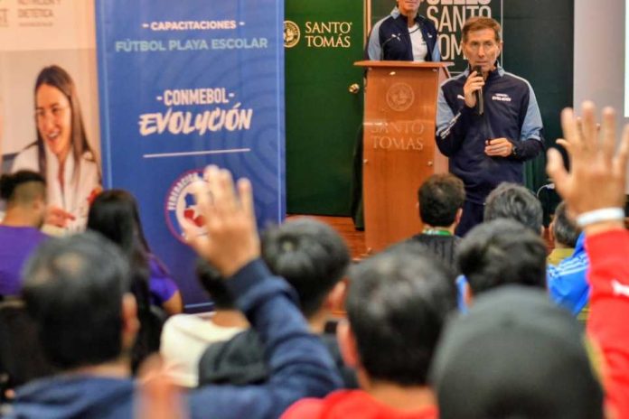 Conmebol impulsa certificación de Fútbol Playa junto a Santo Tomás Iquique