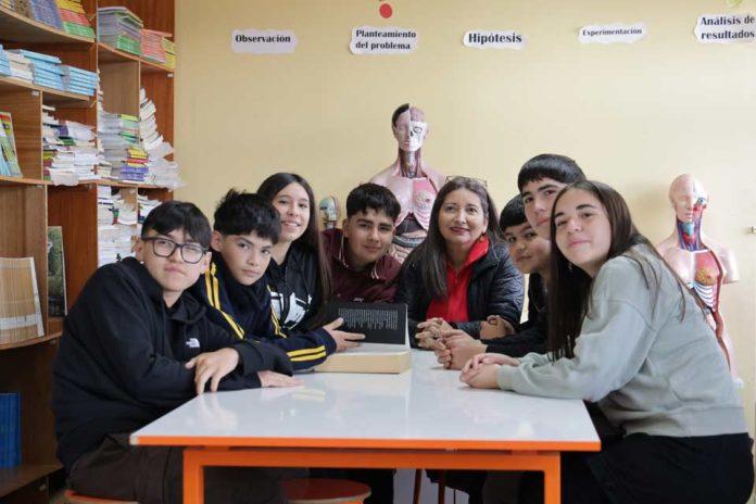De Litueche a Londres: investigación escolar sobre jalea real lleva a estudiantes de O’Higgins a una final mundial de ciencias De Litueche a Londres: investigación escolar sobre jalea real lleva a estudiantes de O’Higgins a una final mundial de ciencias