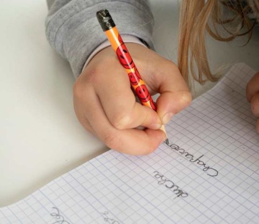 Escritura a mano en la era digital: por qué sigue siendo clave y cómo volver a enseñarle a los niños Escritura a mano en la era digital por qué sigue siendo clave y cómo volver a enseñarle a los niños