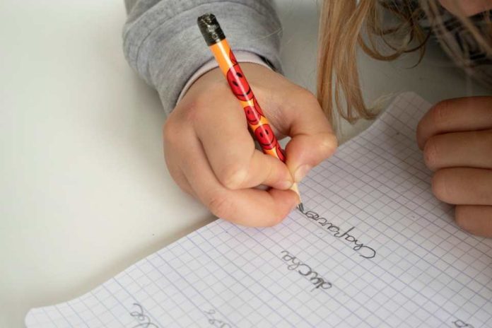 Escritura a mano en la era digital por qué sigue siendo clave y cómo volver a enseñarle a los niños Escritura a mano en la era digital por qué sigue siendo clave y cómo volver a enseñarle a los niños