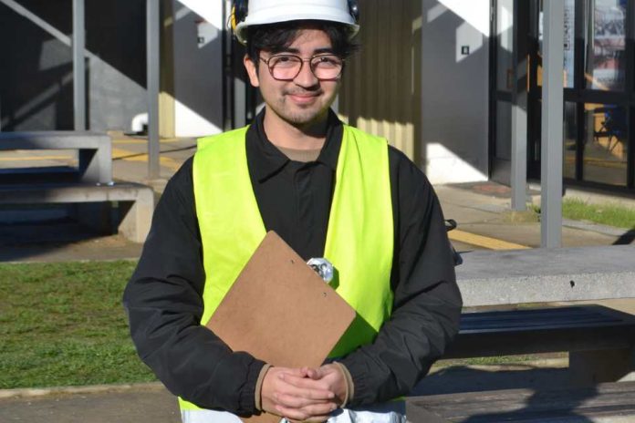 Estudiante UCSC destaca impacto de nueva norma de olores tras conocer realidad de comunidades costeras durante práctica profesional Estudiante UCSC destaca impacto de nueva norma de olores tras conocer realidad de comunidades costeras durante práctica profesional