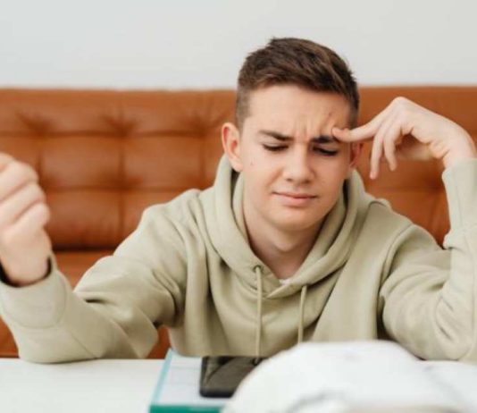 Expertos alertan por pérdida de pensamiento crítico en niños y adolescentes Expertos alertan por pérdida de pensamiento crítico en niños y adolescentes