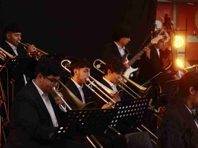 Más de 20 músicos en escena Big Band UNIACC llega a Espacio Matta con un concierto gratuito para la comunidad. Más de 20 músicos en escena: Big Band UNIACC llega a Espacio Matta con un concierto gratuito para la comunidad.