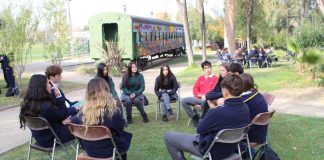 Más de 200 Estudiantes de distintos colegios de RM debatieron sobre democracia, redes sociales y desinformación en encuentro interescolar