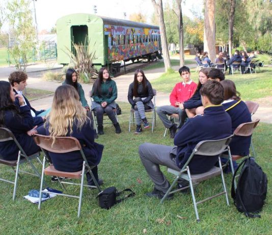 Más de 200 Estudiantes de distintos colegios de RM debatieron sobre democracia, redes sociales y desinformación en encuentro interescolar Más de 200 Estudiantes de distintos colegios de RM debatieron sobre democracia, redes sociales y desinformación en encuentro interescolar